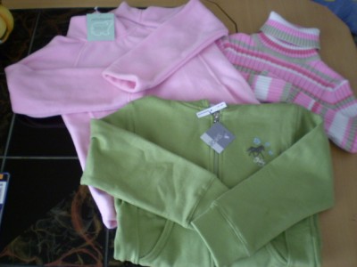 und zu guter letzt dann noch ein paar Kleider, wobei ein Nachthemd, ein Pulli-Kleid und nee rosa Leggins auf dem Foto noch fehlen.