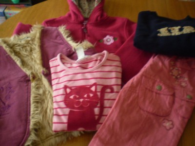 Viele neue Kleider - alle wunderschön, nur das dunkelblaue gefällt Madame nicht weil es halt dunkelblau und nicht rosa ist. Wird aber trotzdem angezogen ist nämlich knuffig warm und wurde nur genommen weil es keine anderen Farben in ihrer Größe gegeben hat.