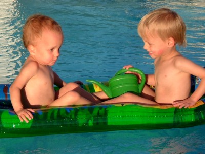 Yara und Yannis im Pool beim 'Bootfahren'