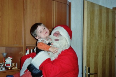 Tobi auf den Arm vom Weihnachtsmann.JPG