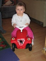 Seit gestern habe ich ein Bobby-Car und fahre damit durch's Wohnzimmer...