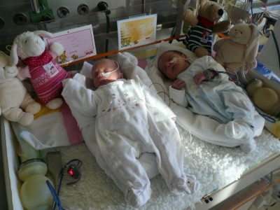 max und anika im bettchen.jpg