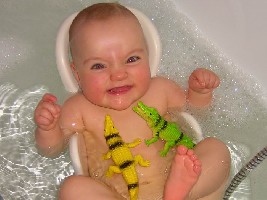 Maja´s erste Bekanntschaft mit den Krokodilen... erst skeptisch... dann happy über ihre neuen Freunde!