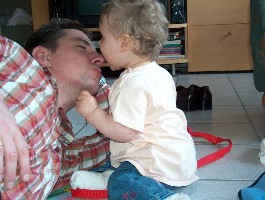 malina gibt küsschen.jpg