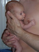 Felix an Papas Brust.JPG