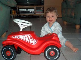 Malina mit Bobbycar.jpg