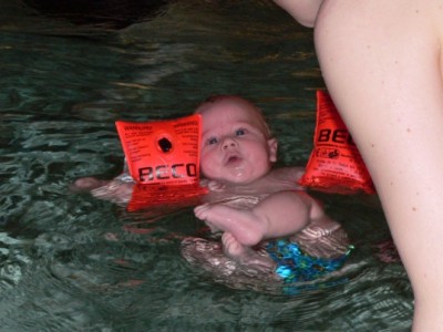 leo schwimmt schon fast alleine ;-)