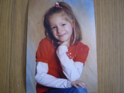 2008 - mit kurzem Haar und Strähne im Haar