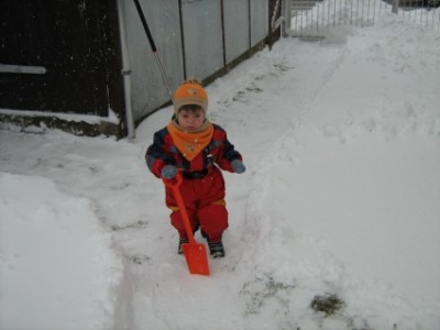 Tobi schaufelt schon mal ein Loch für die Ostereier im Schnee!