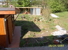Das soll mal unser Garten werden, im Moment noch Baustelle und Acker
