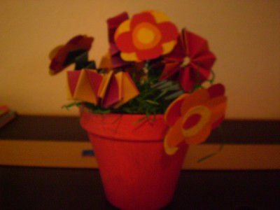 Vanessas Kunstwerk - hergestellt mit Tonzeichenpapier und Hexentreppen, nicht so schwer, aber braucht halt auch seine Zeit bis es fertig ist. Finde sie hats gut gemacht.