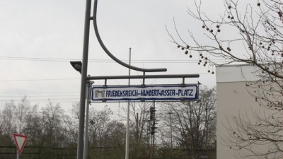 Hundertwasser-Straßenschild.jpg