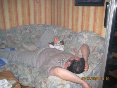 Mein Mann und Kathy beim Nickerchen auf der Coutch