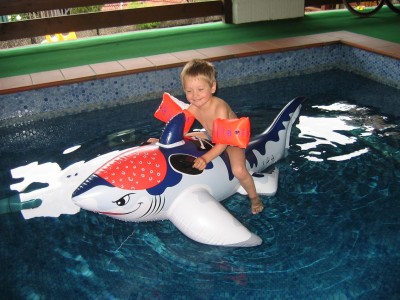 ganz stolz auf den neuen Schwimmwal (aber bloß nicht ins Wasser) *g*