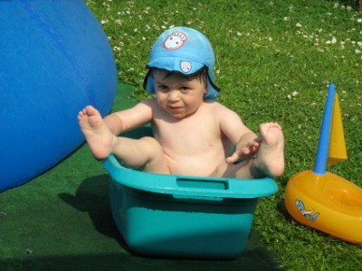 Hupps, ist doch ganz schön eng in dieser Schüssel, ...egal Hauptsache Wasser!!!