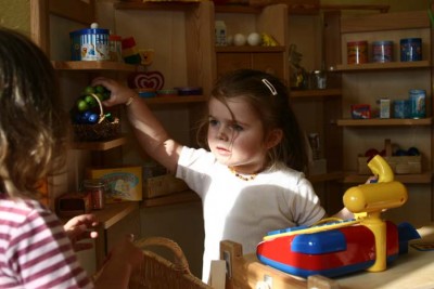 Lena als Verkäuferin.jpg