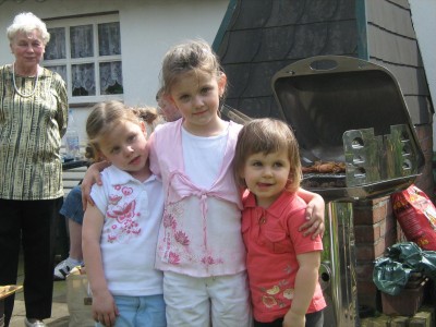 jana mit ihren cousinen bei meiner mama im garten. ;-)