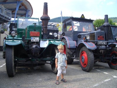 Mit Papa auf dem Oldtimertreff für Traktoren