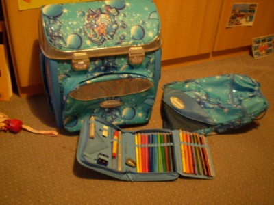 Vanessas Schultasche und Zubehör (in ihrer Klasse gleich 2x vertreten und insgesamt mindestens 5 x)