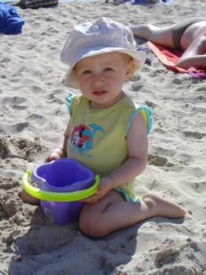 Laura beim Buddeln im Sand !
