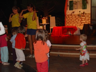 Und nochmal bei der Mini-Disco, Laura ist ganz unten rechts im Bild.