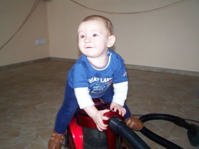 Ritt auf dem Staubsauger