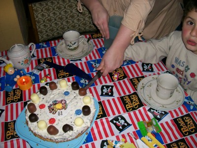 Geburtstagskuchen anschneiden