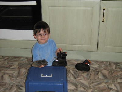 Ich putze meine Stiefel ganz blank, dann bekomm ich bestimmt was vom Nikolaus!