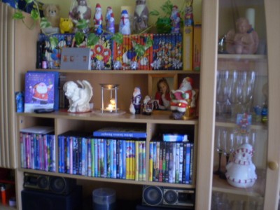 Auch für den großen, wunderschönen Engel habe ich einen Platz gefunden - musste zwar was anderes weichen, aber ich finde so siehts schön aus. Die Engelkerzen stehen oben im Regal als Zierde, weiß nicht ob man es sieht