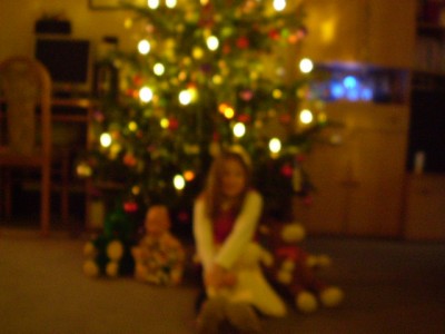 Vanessa und ihre Freunde vor dem, überwiegend von ihr, geschmückten kunterbunten Baum.