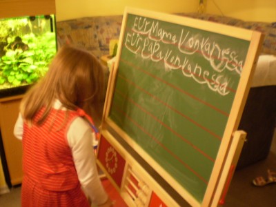 Vanessa und ihre heißersehnte Tafel - wude gleich kräftig genutzt und auch im Moment ist sie am Schreiben.