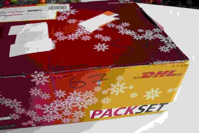Es kam ein wunderschön winter- weihnachtliches Paket mit Schneeflöcken an. Ich liebe Schnee, den wir leider viel zu selten haben und außerdem kann sowas ja auch noch symbolisch für viele andere Dinge stehen. Wunderschön! Und groß und schwer war es außerdem!