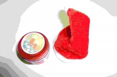 Als erstes öffnete ich ein Päckchen, das mich wirklich entzückt hat. Es war ein süßes kleines Döschen mit einer Weihnachtsduftkerze. Und das Döschen hatte noch eine kleine Weihnachtsmütze auf. Ich liebe solche kleinen süßen Sachen!