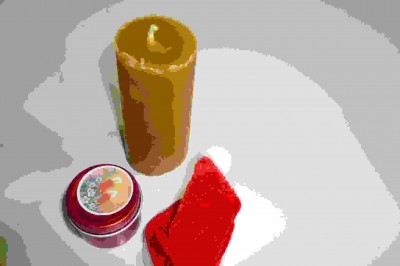 Nachdem ich genug an der kleinen Weihnachtskerze geschnuppert hatte, öffnete ich das nächste Paket. Und habe mich wieder ganz doll gefreut! Eine selbstgemachte Bienenwachskerze. Wieder was fürs Näschen *freu*