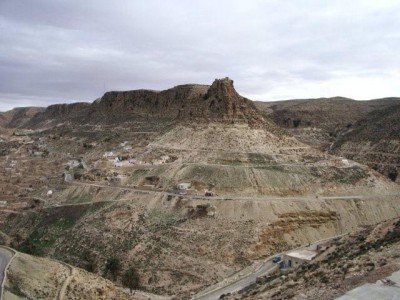 Atlasgebirge mit verstecktem Dorf