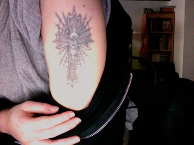 Kreuz auf dem Oberarm, ist noch verschönerbar ;)