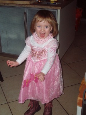 Lili heute früh auf dem Weg in den Kindergarten - Fasching feiern!!