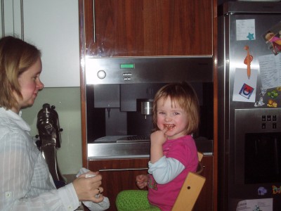 Lili beim Cookies backen mit Mama. Ach wie lecker schmeckt flüssige Kuvertüre...