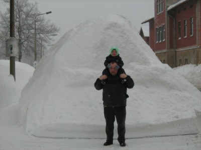 Papa mit Tobi vor den Schneemassen vorm Haus.JPG