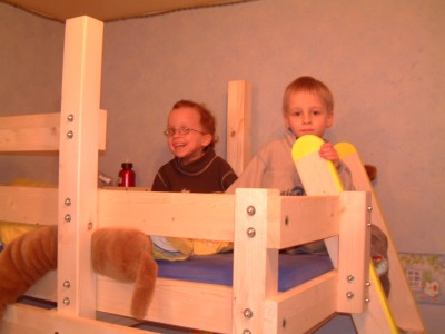 Yara und Yannis im Hochbett