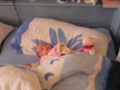 Papa wartet immer auf seine Maus, um sie ins große Bett zu holen. Dafür habe ich Mama dann vertrieben und lag quer ;-)