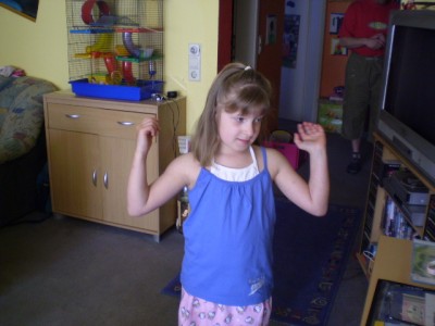 Am PC laufen gerade Tanzlieder für Kinder von DJ Özi *mein ich*