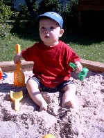 04.07.2005 - Maurice im Sandkasten 12.jpg