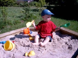 04.07.2005 - Maurice im Sandkasten 8.jpg