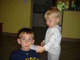 Hier füttert Alina Lukas mit Ihrem Puppenfläschen