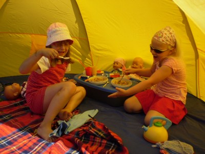 Mittagessen in der Strandmuschel - Mama wir können unsere Babys doch net alleine draussen lassen du mußt uns das Essen schon bringen ....