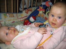 Julia liegt auf Katharina