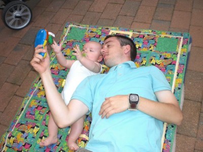 Ben mit Papa auf der Terrasse.jpg