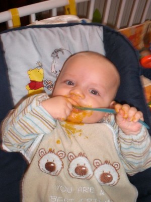 unser kleines Ferkel beim Brei essen.jpg