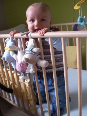 unser großer Junge kann schon stehen.jpg